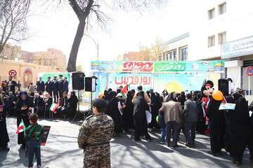 برپایی غرفه فرهنگی در مسیر راهپیمایی روز قدس توسط شهرداری منطقه ۱۰ تبریز