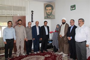 دیدار مدیرکل راه و شهرسازی استان البرز با خانواده معظم شهدا