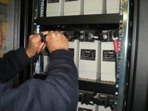 تعویض باتری UPSهای اتاق سایت‌های مناطق شهرداری مشهد