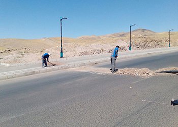 لوله گذاری آبیاری قطره ای در ضلع غربی جاده...